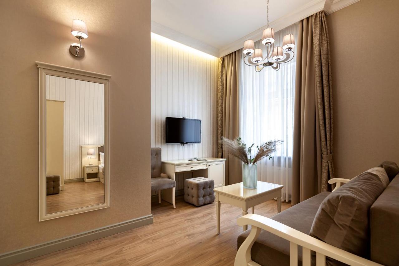 Royal Mini-Apart Hotel On Rynok Square 利沃夫 外观 照片